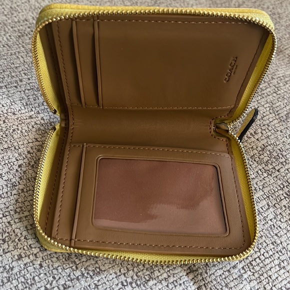 Soft yellow Coach wallet - Picture 2 of 3